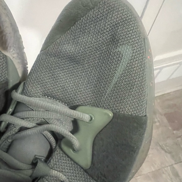 Nike Gray and Orange Athletic Shoes with Sleek Design - Picture 5 of 7